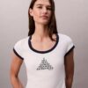 Camiseta ajustada con gráfico del logotipo Monogram Camiseta ajustada con gráfico del logotipo Monogram