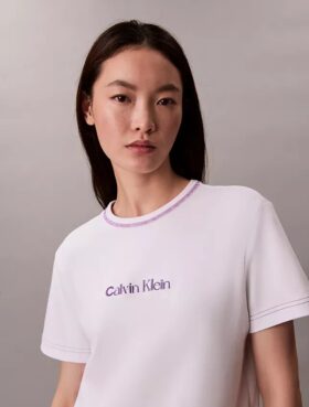 Camiseta ajustada con logotipo bordado