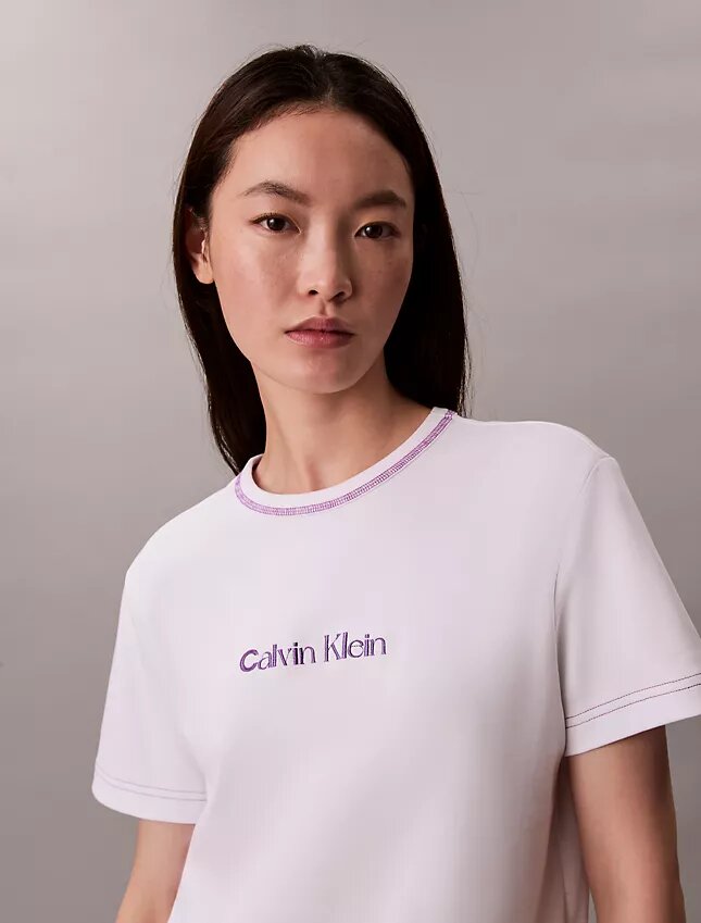 Camiseta ajustada con logotipo bordado Camiseta ajustada con logotipo bordado