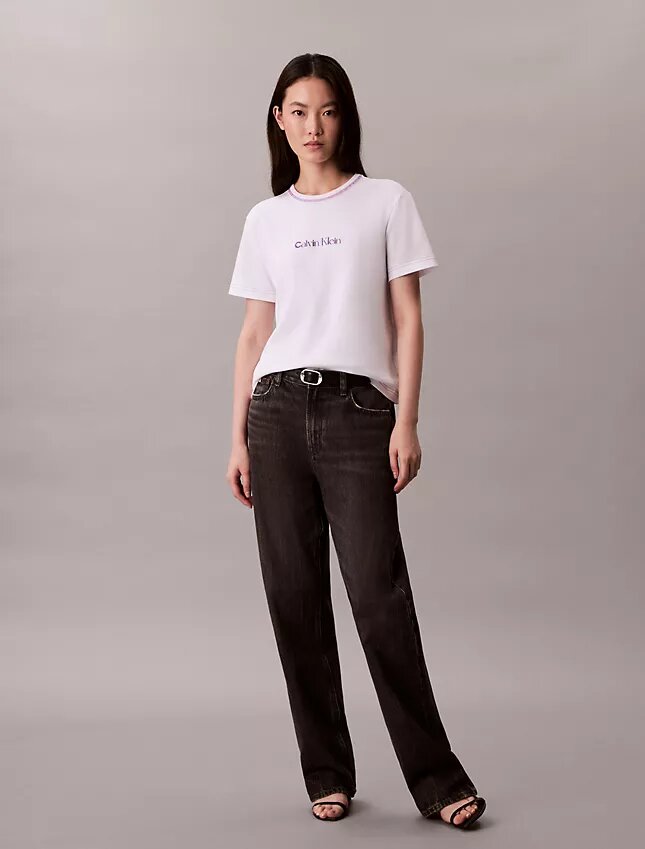 Camiseta ajustada con logotipo bordado Camiseta ajustada con logotipo bordado