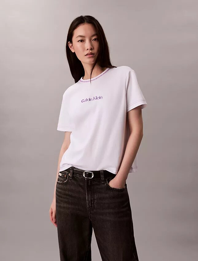 Camiseta ajustada con logotipo bordado Camiseta ajustada con logotipo bordado