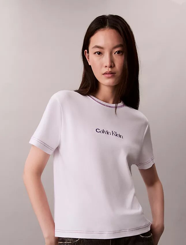 Camiseta ajustada con logotipo bordado Camiseta ajustada con logotipo bordado