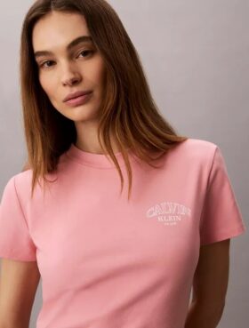 Camiseta ajustada con logotipo curvo