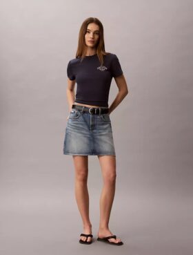 Camiseta ajustada con logotipo curvo