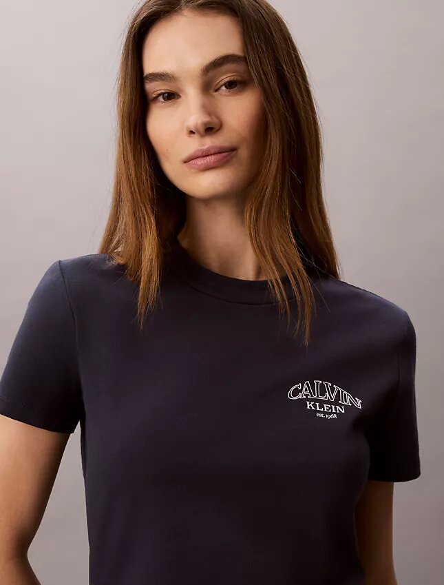Camiseta ajustada con logotipo curvo Camiseta ajustada con logotipo curvo
