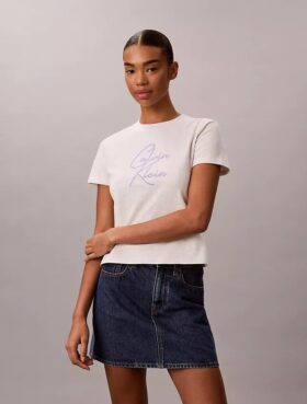 Camiseta ajustada con logotipo en relieve