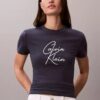 Camiseta ajustada con logotipo en relieve Camiseta ajustada con logotipo en relieve