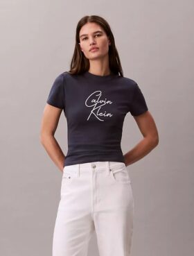 Camiseta ajustada con logotipo en relieve
