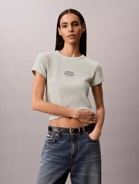 Camiseta ajustada de canalé con gráfico del logotipo