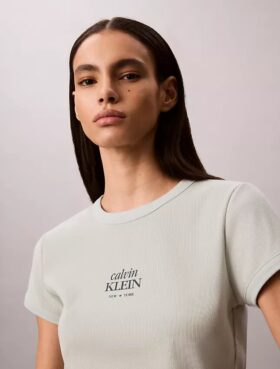 Camiseta ajustada de canalé con gráfico del logotipo