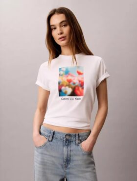 Camiseta clásica con estampado floral
