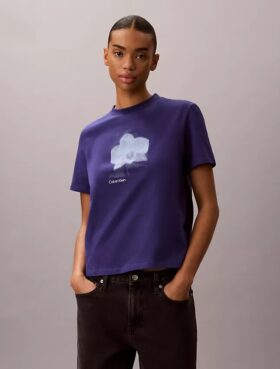 Camiseta clásica con estampado floral difuminado