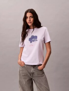 Camiseta clásica con estampado floral difuminado