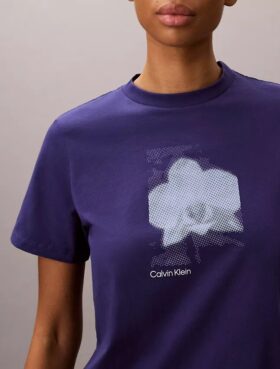 Camiseta clásica con estampado floral difuminado