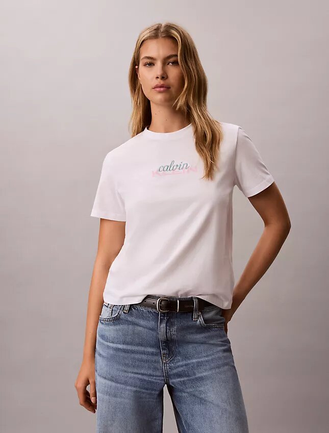 Camiseta clásica con gráfico de logotipo en capas Camiseta clásica con gráfico de logotipo en capas