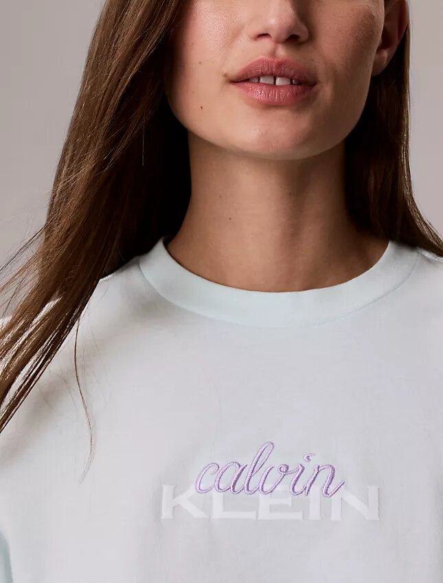 Camiseta clásica con gráfico de logotipo en capas Camiseta clásica con gráfico de logotipo en capas