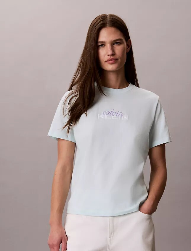 Camiseta clásica con gráfico de logotipo en capas Camiseta clásica con gráfico de logotipo en capas