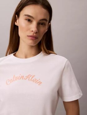 Camiseta clásica con gráfico de logotipo en fieltro
