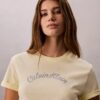 Camiseta clásica con gráfico de logotipo en fieltro