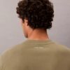 Camiseta clásica con gráfico de logotipo en letra pequeña