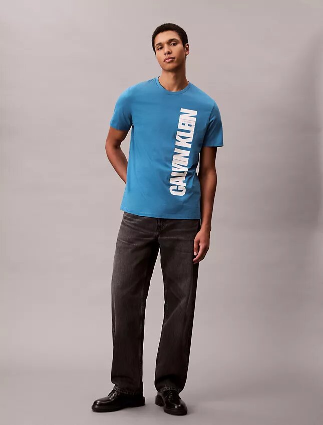 Camiseta clásica con gráfico del logotipo vertical Camiseta clásica con gráfico del logotipo vertical