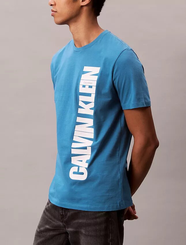 Camiseta clásica con gráfico del logotipo vertical Camiseta clásica con gráfico del logotipo vertical