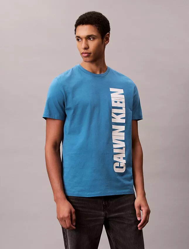 Camiseta clásica con gráfico del logotipo vertical Camiseta clásica con gráfico del logotipo vertical