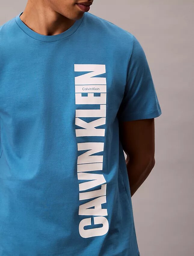 Camiseta clásica con gráfico del logotipo vertical Camiseta clásica con gráfico del logotipo vertical