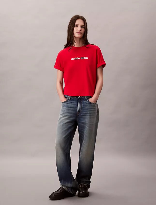 Camiseta clásica con logotipo bordado Camiseta clásica con logotipo bordado