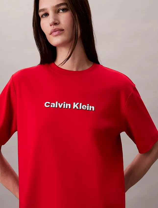 Camiseta clásica con logotipo bordado Camiseta clásica con logotipo bordado