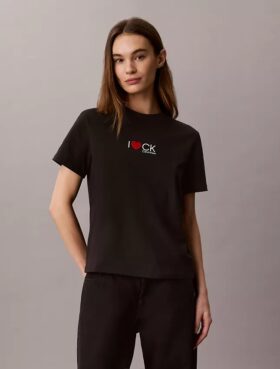 Camiseta clásica con logotipo de corazón