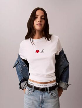 Camiseta clásica con logotipo de corazón