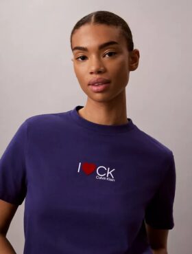 Camiseta clásica con logotipo de corazón