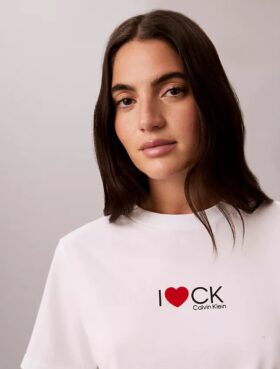 Camiseta clásica con logotipo de corazón