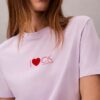 Camiseta clásica con logotipo de corazón