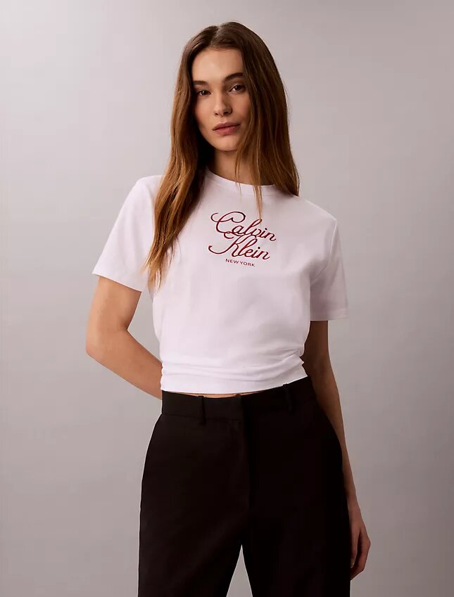 Camiseta clásica con logotipo en letra cursiva Camiseta clásica con logotipo en letra cursiva