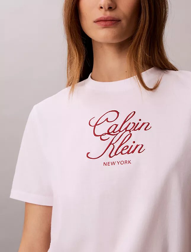 Camiseta clásica con logotipo en letra cursiva Camiseta clásica con logotipo en letra cursiva