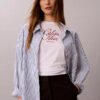 Camiseta clásica con logotipo en letra cursiva Camiseta clásica con logotipo en letra cursiva