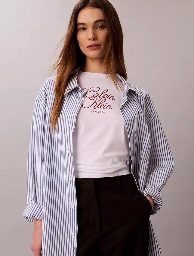 Camiseta clásica con logotipo en letra cursiva Camiseta clásica con logotipo en letra cursiva