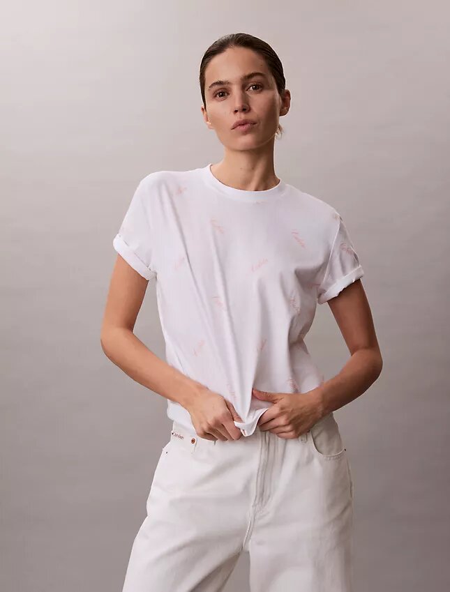 Camiseta clásica con logotipo en letra cursiva por toda la prenda Camiseta clásica con logotipo en letra cursiva por toda la prenda