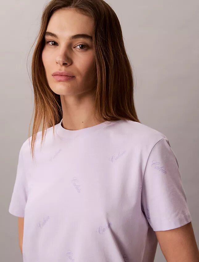 Camiseta clásica con logotipo en letra cursiva por toda la prenda Camiseta clásica con logotipo en letra cursiva por toda la prenda