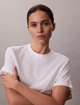 Camiseta clásica con logotipo en letra cursiva por toda la prenda