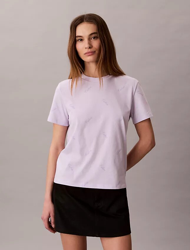 Camiseta clásica con logotipo en letra cursiva por toda la prenda Camiseta clásica con logotipo en letra cursiva por toda la prenda