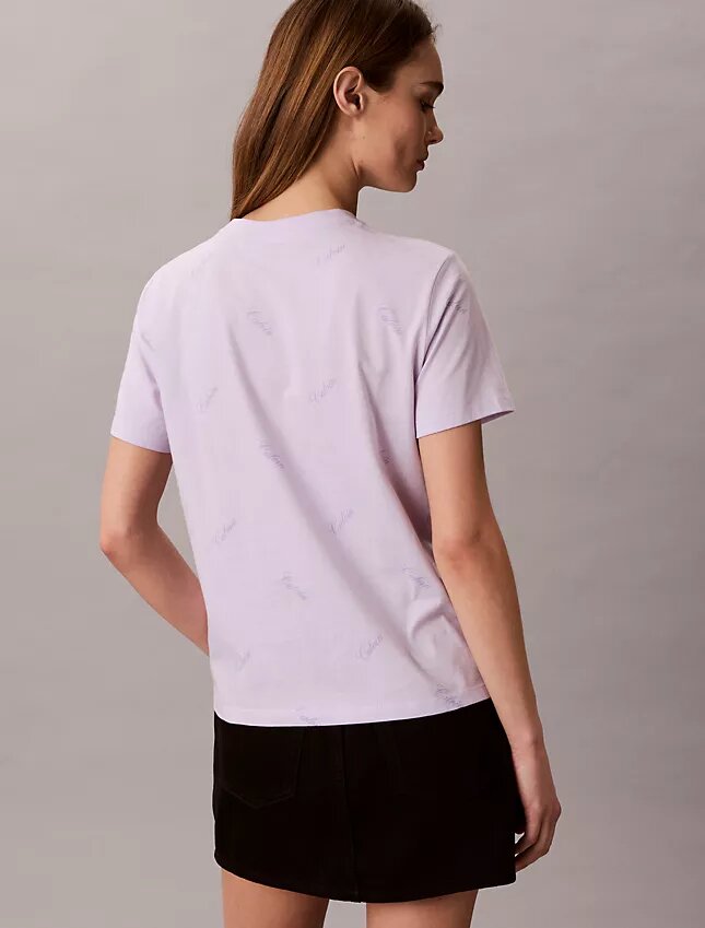 Camiseta clásica con logotipo en letra cursiva por toda la prenda Camiseta clásica con logotipo en letra cursiva por toda la prenda
