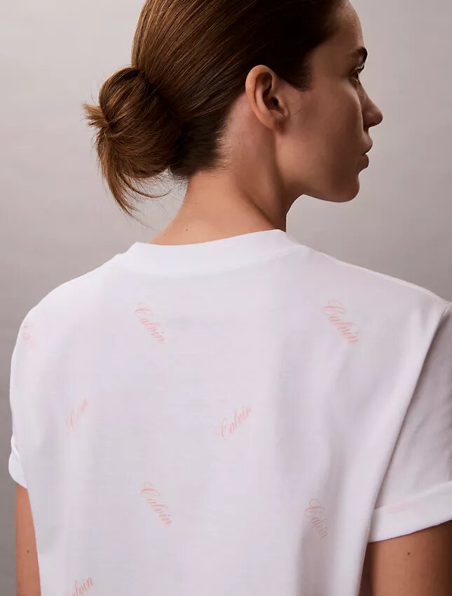 Camiseta clásica con logotipo en letra cursiva por toda la prenda Camiseta clásica con logotipo en letra cursiva por toda la prenda