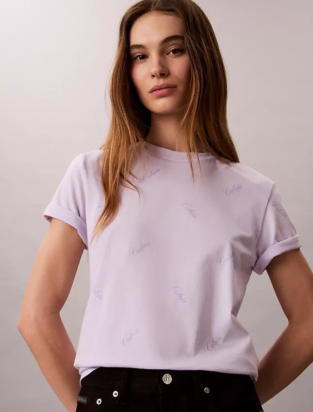 Camiseta clásica con logotipo en letra cursiva por toda la prenda Camiseta clásica con logotipo en letra cursiva por toda la prenda