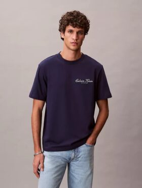 Camiseta clásica con logotipo en letra pequeña