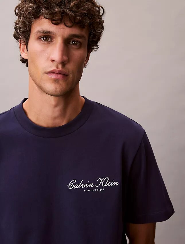 Camiseta clásica con logotipo en letra pequeña Camiseta clásica con logotipo en letra pequeña