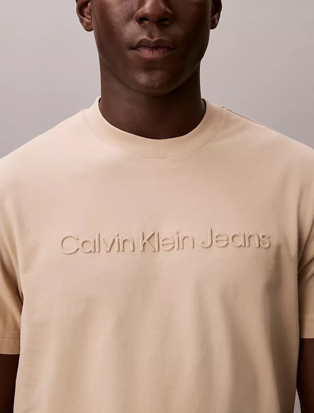 Camiseta clásica con logotipo en relieve Camiseta clásica con logotipo en relieve