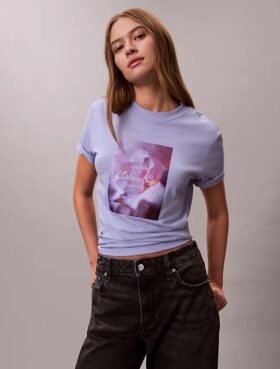 Camiseta clásica con logotipo floral